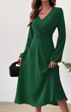 VESTIDO MIDI VERDE ESMERALDA, MANGA LONGA COM DETALHE DE NÓ TORCIDO NO CENTRO. TAMANHO M.