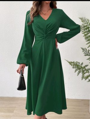 VESTIDO MIDI VERDE ESMERALDA, MANGA LONGA COM DETALHE DE NÓ TORCIDO NO CENTRO. TAMANHO M.
