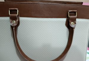 Bolsa Feminina Santorini – Elegância Clássica em Marrom e Bege
